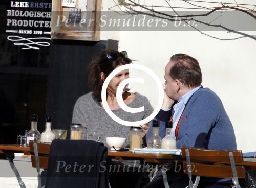 Amsterdam 17 februari 2016 
Isa Hoes en Marc Marie Huybregts op terras