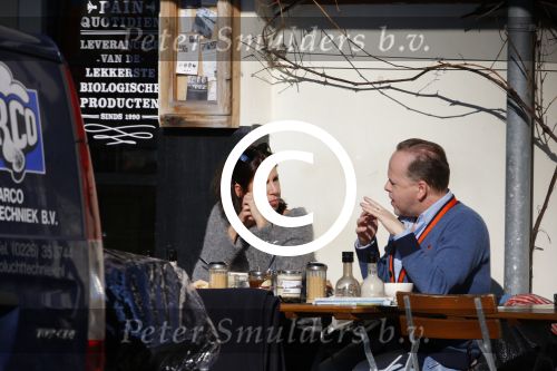 Amsterdam 17 februari 2016 
Isa Hoes en Marc Marie Huybregts op terras