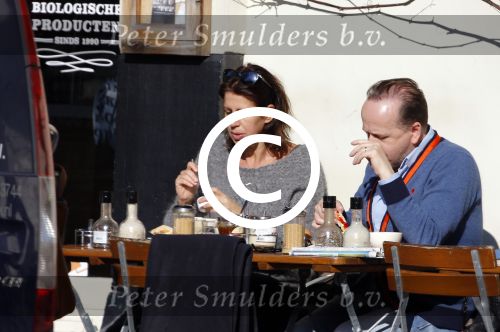 Amsterdam 17 februari 2016 
Isa Hoes en Marc Marie Huybregts op terras