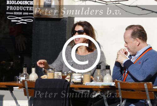 Amsterdam 17 februari 2016 
Isa Hoes en Marc Marie Huybregts op terras