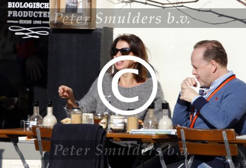 Amsterdam 17 februari 2016 
Isa Hoes en Marc Marie Huybregts op terras
