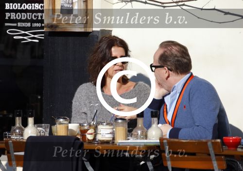 Amsterdam 17 februari 2016 
Isa Hoes en Marc Marie Huybregts op terras