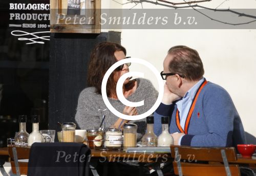 Amsterdam 17 februari 2016 
Isa Hoes en Marc Marie Huybregts op terras