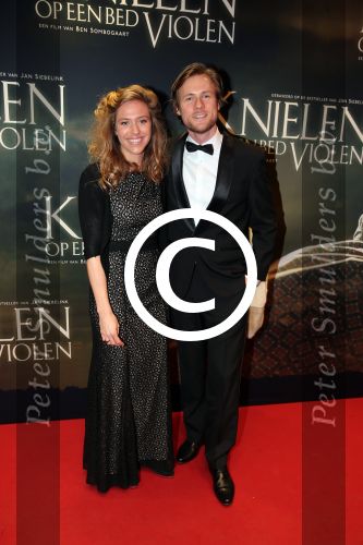 Amsterdam 22 februari 2016
Premiere Knielen op een Bed Violen in Tuschinski , Noortje Herlaar en partner Barry Atsma spelen de hoofdrol.  
Isabelle v t Groenewoud en partner .....