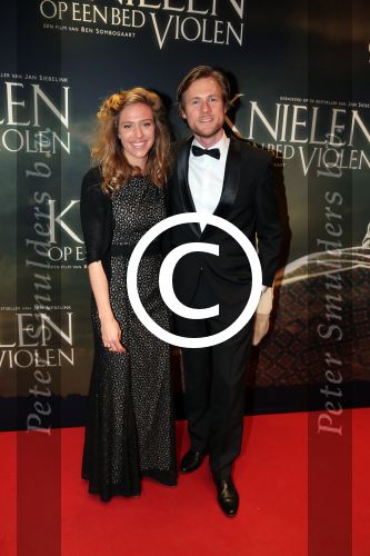 Amsterdam 22 februari 2016
Premiere Knielen op een Bed Violen in Tuschinski , Noortje Herlaar en partner Barry Atsma spelen de hoofdrol.  
Isabelle v t Groenewoud en partner .....