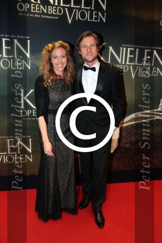 Amsterdam 22 februari 2016
Premiere Knielen op een Bed Violen in Tuschinski , Noortje Herlaar en partner Barry Atsma spelen de hoofdrol.  
Isabelle v t Groenewoud en partner .....
