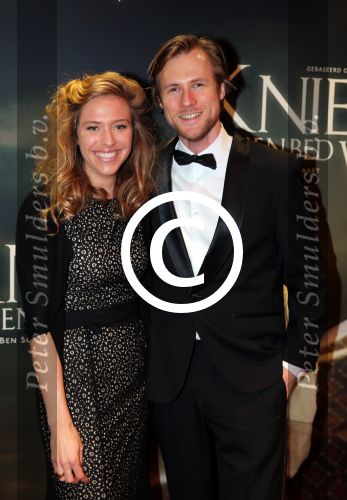 Amsterdam 22 februari 2016
Premiere Knielen op een Bed Violen in Tuschinski , Noortje Herlaar en partner Barry Atsma spelen de hoofdrol.  
Isabelle v t Groenewoud en partner .....