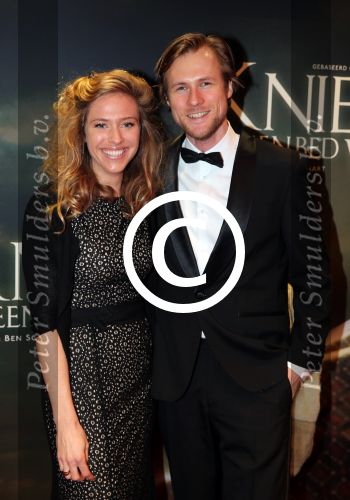 Amsterdam 22 februari 2016
Premiere Knielen op een Bed Violen in Tuschinski , Noortje Herlaar en partner Barry Atsma spelen de hoofdrol.  
Isabelle v t Groenewoud en partner .....