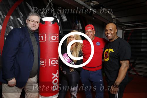 Den Haag 12 februari 2016
Samantha ( Barbie) en haar man Michael v d Plas met hun manager Jake Hampel zijn vrouw en hun PT