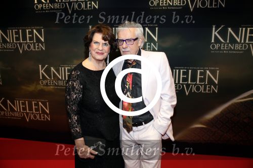 Amsterdam 22 februari 2016
Premiere Knielen op een Bed Violen in Tuschinski , Noortje Herlaar en partner Barry Atsma spelen de hoofdrol.
schrijver Jan Siebelink en partner
