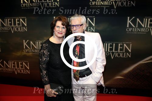 Amsterdam 22 februari 2016
Premiere Knielen op een Bed Violen in Tuschinski , Noortje Herlaar en partner Barry Atsma spelen de hoofdrol.
schrijver Jan Siebelink en partner