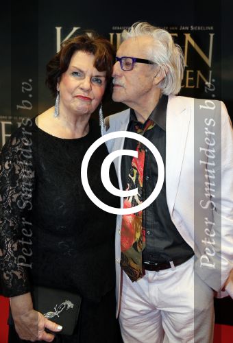 Amsterdam 22 februari 2016
Premiere Knielen op een Bed Violen in Tuschinski , Noortje Herlaar en partner Barry Atsma spelen de hoofdrol.
schrijver Jan Siebelink en partner