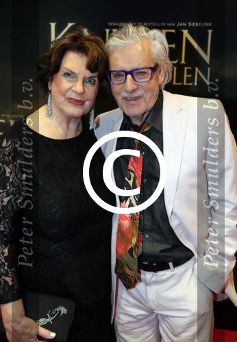 Amsterdam 22 februari 2016
Premiere Knielen op een Bed Violen in Tuschinski , Noortje Herlaar en partner Barry Atsma spelen de hoofdrol.
schrijver Jan Siebelink en partner