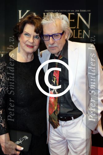 Amsterdam 22 februari 2016
Premiere Knielen op een Bed Violen in Tuschinski , Noortje Herlaar en partner Barry Atsma spelen de hoofdrol.
schrijver Jan Siebelink en partner