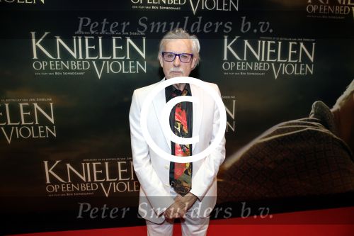 Amsterdam 22 februari 2016
Premiere Knielen op een Bed Violen in Tuschinski , Noortje Herlaar en partner Barry Atsma spelen de hoofdrol.
schrijver Jan Siebelink en partner