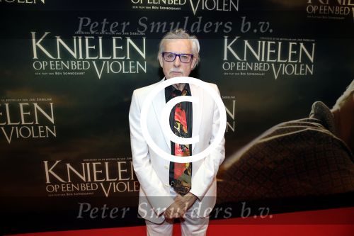 Amsterdam 22 februari 2016
Premiere Knielen op een Bed Violen in Tuschinski , Noortje Herlaar en partner Barry Atsma spelen de hoofdrol.
schrijver Jan Siebelink en partner