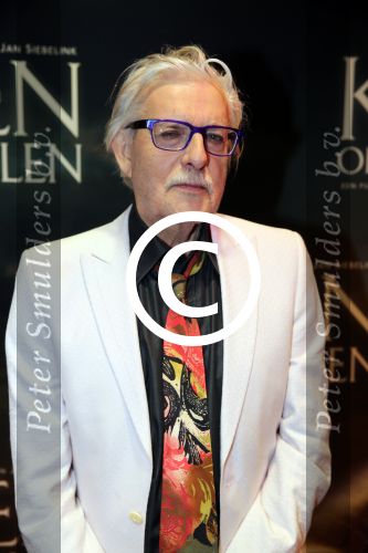 Amsterdam 22 februari 2016
Premiere Knielen op een Bed Violen in Tuschinski , Noortje Herlaar en partner Barry Atsma spelen de hoofdrol.
schrijver Jan Siebelink en partner