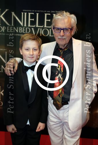 Amsterdam 22 februari 2016
Premiere Knielen op een Bed Violen in Tuschinski , Noortje Herlaar en partner Barry Atsma spelen de hoofdrol.
schrijver Jan Siebelink en partner