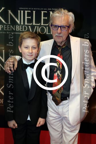 Amsterdam 22 februari 2016
Premiere Knielen op een Bed Violen in Tuschinski , Noortje Herlaar en partner Barry Atsma spelen de hoofdrol.
schrijver Jan Siebelink en partner