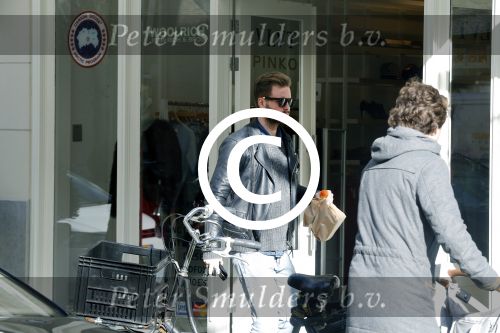 Amsterdam 15 februari 2016 
Jim Bakkum op de cornelis schuytstraat en in zijn mini cooper countryman.