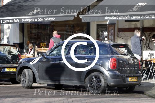 Amsterdam 15 februari 2016 
Jim Bakkum op de cornelis schuytstraat en in zijn mini cooper countryman.