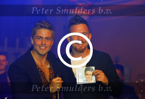 Amsterdam 10 maart 2016 
Concert en cd presenattie van Andre Hazes jr in de duif. Johnny de Mol reikt de eerste cd uit.