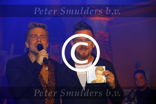 Amsterdam 10 maart 2016 
Concert en cd presenattie van Andre Hazes jr in de duif. Johnny de Mol reikt de eerste cd uit.