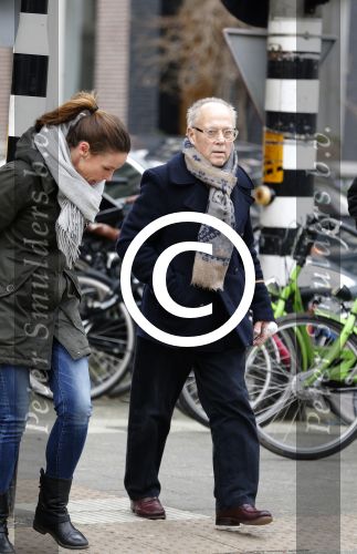 Amsterdam 13 februari 2016 
Joop Braakhekke doet boodschappen op de pc hooftstraat.