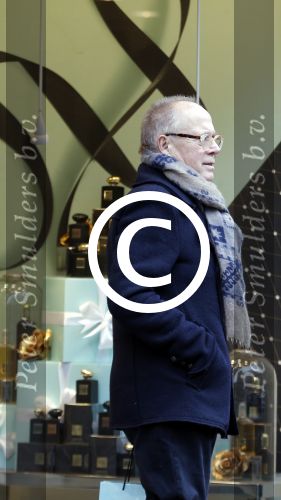Amsterdam 13 februari 2016 
Joop Braakhekke doet boodschappen op de pc hooftstraat.