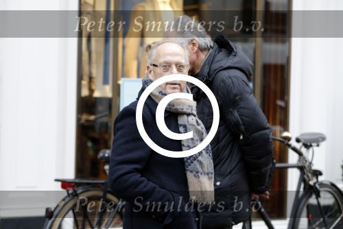Amsterdam 13 februari 2016 
Joop Braakhekke doet boodschappen op de pc hooftstraat.