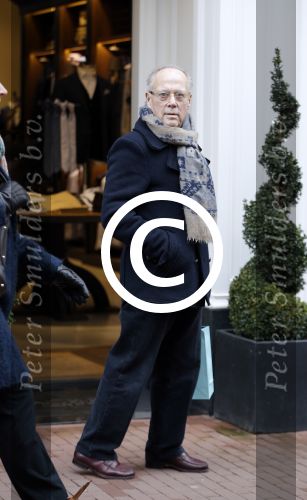 Amsterdam 13 februari 2016 
Joop Braakhekke doet boodschappen op de pc hooftstraat.