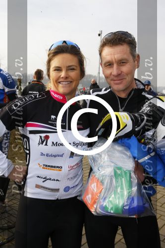 Biddinghuizen 6 maart 2016
De hollandse 100 georganiseerd door prins Bernhard jr . 10 km schaatsen en 90km fietsen .
De opbrengst gaat naar het onderzoek tegen lymphe klier kanker. Judith Wiersema met een kennis