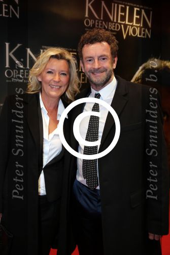 Amsterdam 22 februari 2016
Premiere Knielen op een Bed Violen in Tuschinski , Noortje Herlaar en partner Barry Atsma spelen de hoofdrol. Saskia Noort en Kluun, raymond van der Klundert