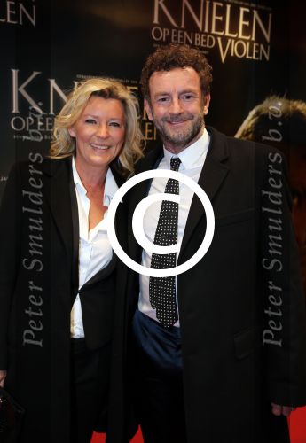 Amsterdam 22 februari 2016
Premiere Knielen op een Bed Violen in Tuschinski , Noortje Herlaar en partner Barry Atsma spelen de hoofdrol. Saskia Noort en Kluun, raymond van der Klundert