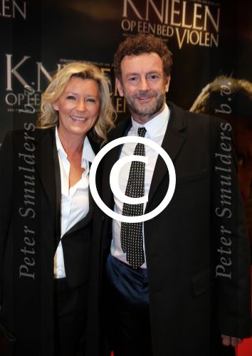 Amsterdam 22 februari 2016
Premiere Knielen op een Bed Violen in Tuschinski , Noortje Herlaar en partner Barry Atsma spelen de hoofdrol. Saskia Noort en Kluun, raymond van der Klundert