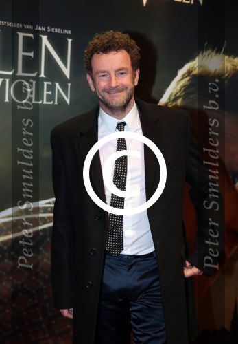Amsterdam 22 februari 2016
Premiere Knielen op een Bed Violen in Tuschinski , Noortje Herlaar en partner Barry Atsma spelen de hoofdrol. Saskia Noort en Kluun, raymond van der Klundert