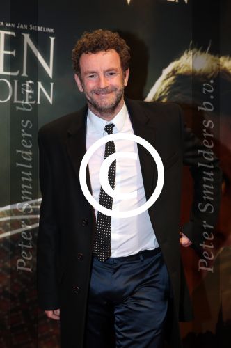 Amsterdam 22 februari 2016
Premiere Knielen op een Bed Violen in Tuschinski , Noortje Herlaar en partner Barry Atsma spelen de hoofdrol. Saskia Noort en Kluun, raymond van der Klundert