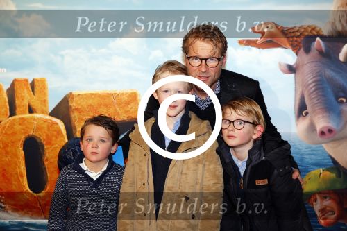 Amsterdam 14 februari 2016
Premiere Robinson Crusoe in pathe arena. Leo Alkemade met zoons