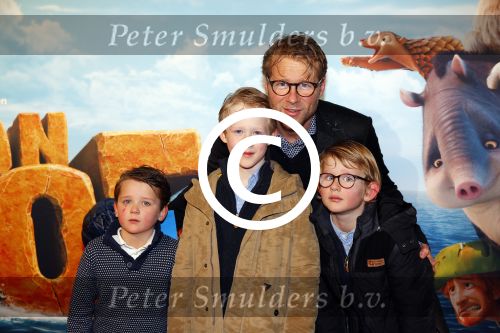 Amsterdam 14 februari 2016
Premiere Robinson Crusoe in pathe arena. Leo Alkemade met zoons