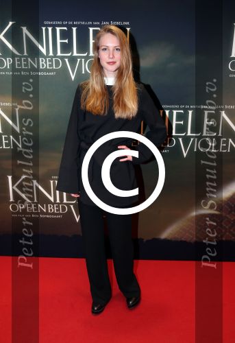 Amsterdam 22 februari 2016
Premiere Knielen op een Bed Violen in Tuschinski , Noortje Herlaar en partner Barry Atsma spelen de hoofdrol. Lisa Smit
