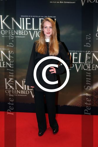 Amsterdam 22 februari 2016
Premiere Knielen op een Bed Violen in Tuschinski , Noortje Herlaar en partner Barry Atsma spelen de hoofdrol. Lisa Smit