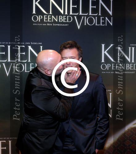 Amsterdam 22 februari 2016
Premiere Knielen op een Bed Violen in Tuschinski , Noortje Herlaar en partner Barry Atsma spelen de hoofdrol. Loek Peters met ...