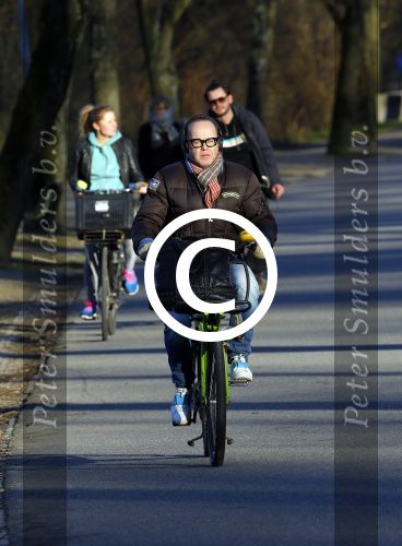 Amsterdam 16 gebruari 2016
Marc Marie Huijbregts op de fiets in het vondelpark