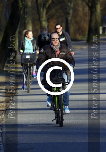 Amsterdam 16 gebruari 2016
Marc Marie Huijbregts op de fiets in het vondelpark