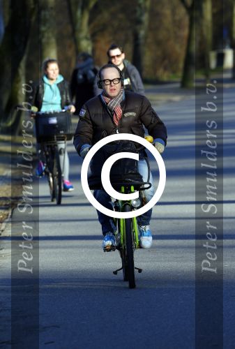 Amsterdam 16 gebruari 2016
Marc Marie Huijbregts op de fiets in het vondelpark