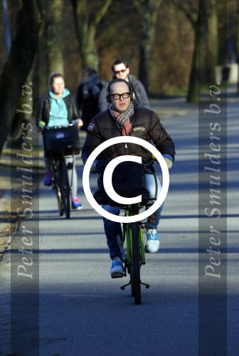 Amsterdam 16 gebruari 2016
Marc Marie Huijbregts op de fiets in het vondelpark