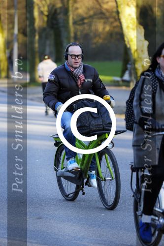 Amsterdam 16 gebruari 2016
Marc Marie Huijbregts op de fiets in het vondelpark