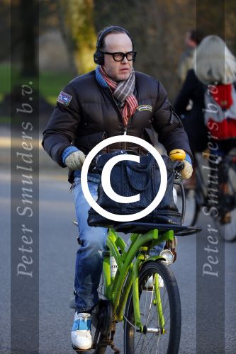 Amsterdam 16 gebruari 2016
Marc Marie Huijbregts op de fiets in het vondelpark