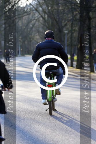 Amsterdam 16 gebruari 2016
Marc Marie Huijbregts op de fiets in het vondelpark
