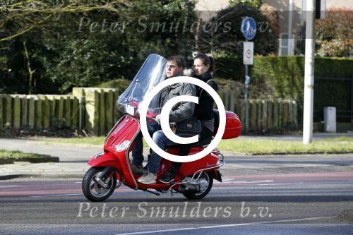 Amsterdam 8 maart 2016
Martijn Krabbe met zijn vriendin Noi Pakon op zijn vespa scooter.